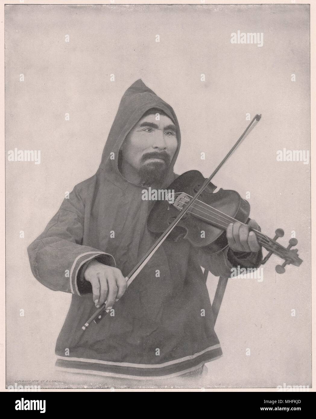 Musiker von arktischen Regionen - Wie seltsam es scheint ein Musiker unter den Besuchern, die uns aus dem eisigen Norden gekommen sind zu finden Stockfoto