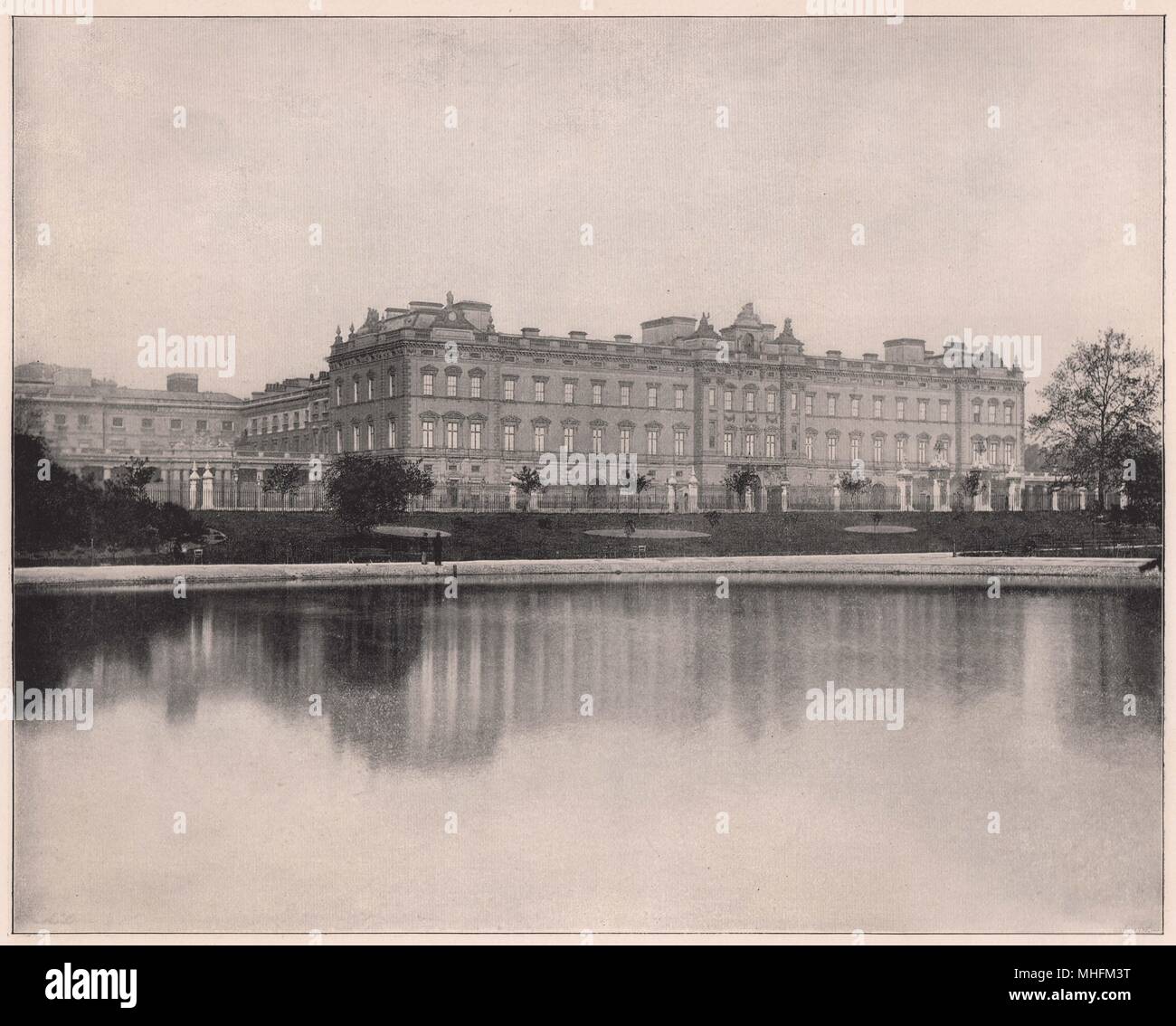 Buckingham Palace, der Residenz der Königin, wurde 1825 unter der Leitung des Architekten Nash begonnen und die buildi... Stockfoto