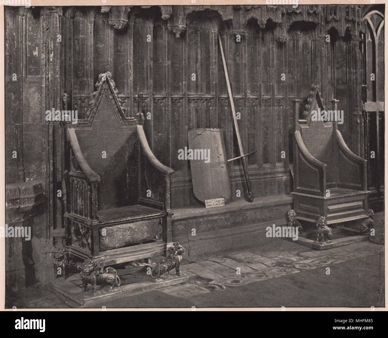 Die Krönung Stuhl in der Westminster Abbey war der Eiche von Edward I. die Krönung Stein, die er vom Sc… einschließen Stockfoto