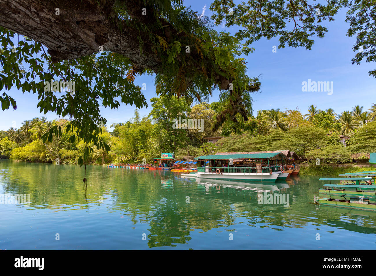 Bohol, Philippinen, 19. April 2018 schwimmenden Restaurants am Fluss am Loboc Stockfoto