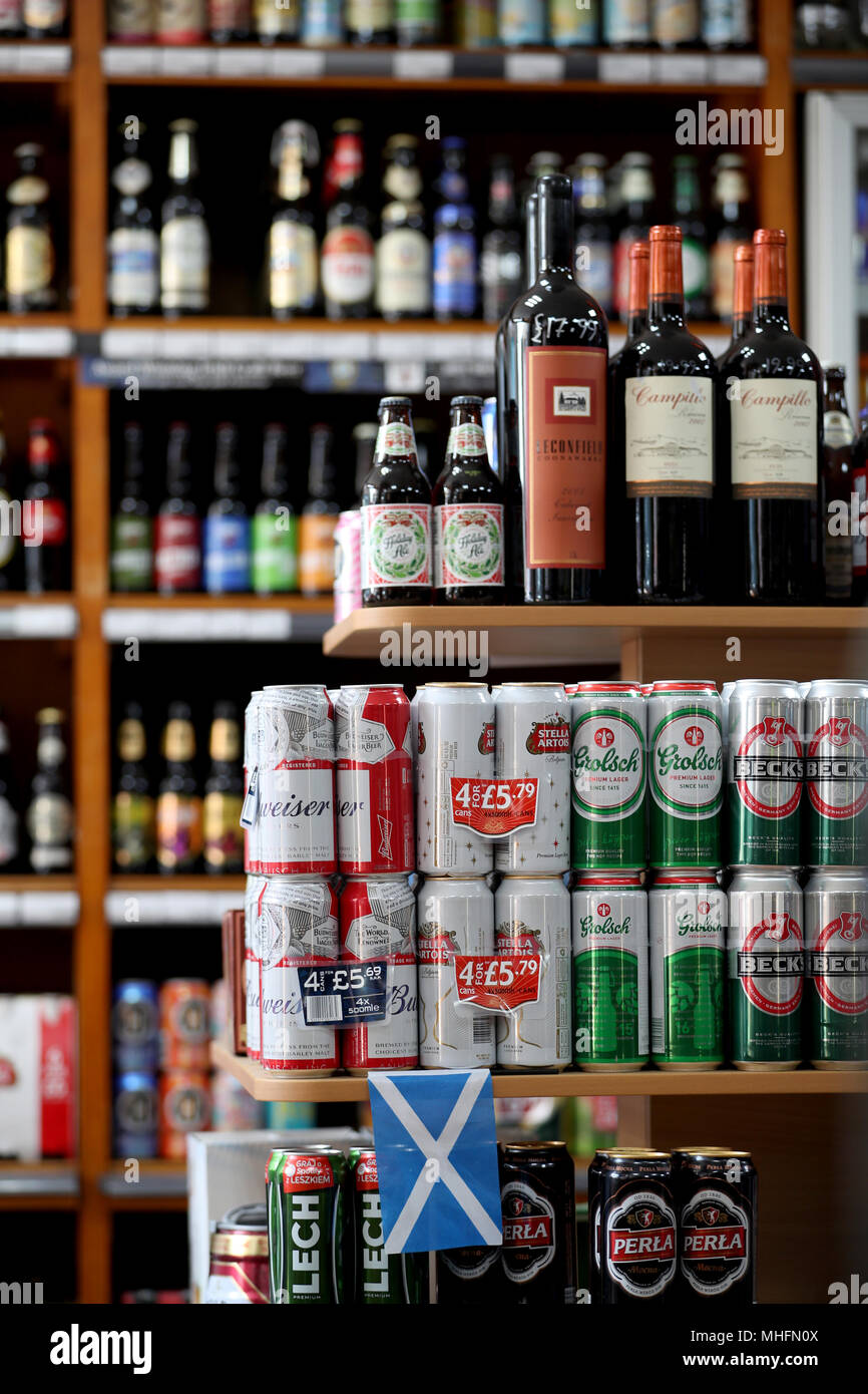 Alkohol für den Verkauf in einem Edinburgh weg - Lizenz wie Schottland hat das erste Land der Welt kleinste Einheit die Preise für die Getränke einzuführen. Stockfoto