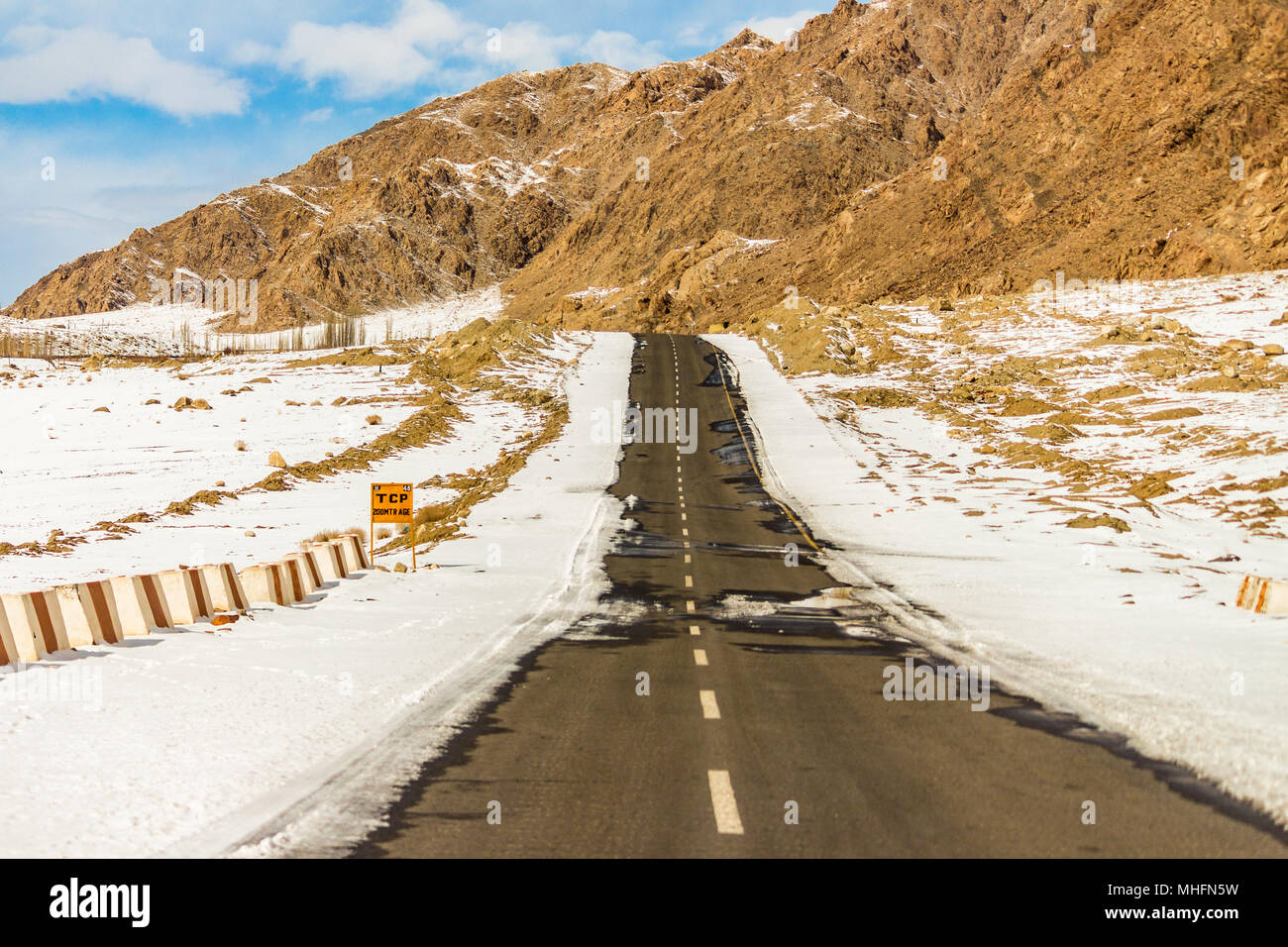 Weg zum Himmel, Ladakh, Jammu und Kaschmir, Indien, Asien. Reisen auf den Straßen von Ladakh ist viel zu Spaß und Abenteuer. Schneeberge in Ladakh. Stockfoto
