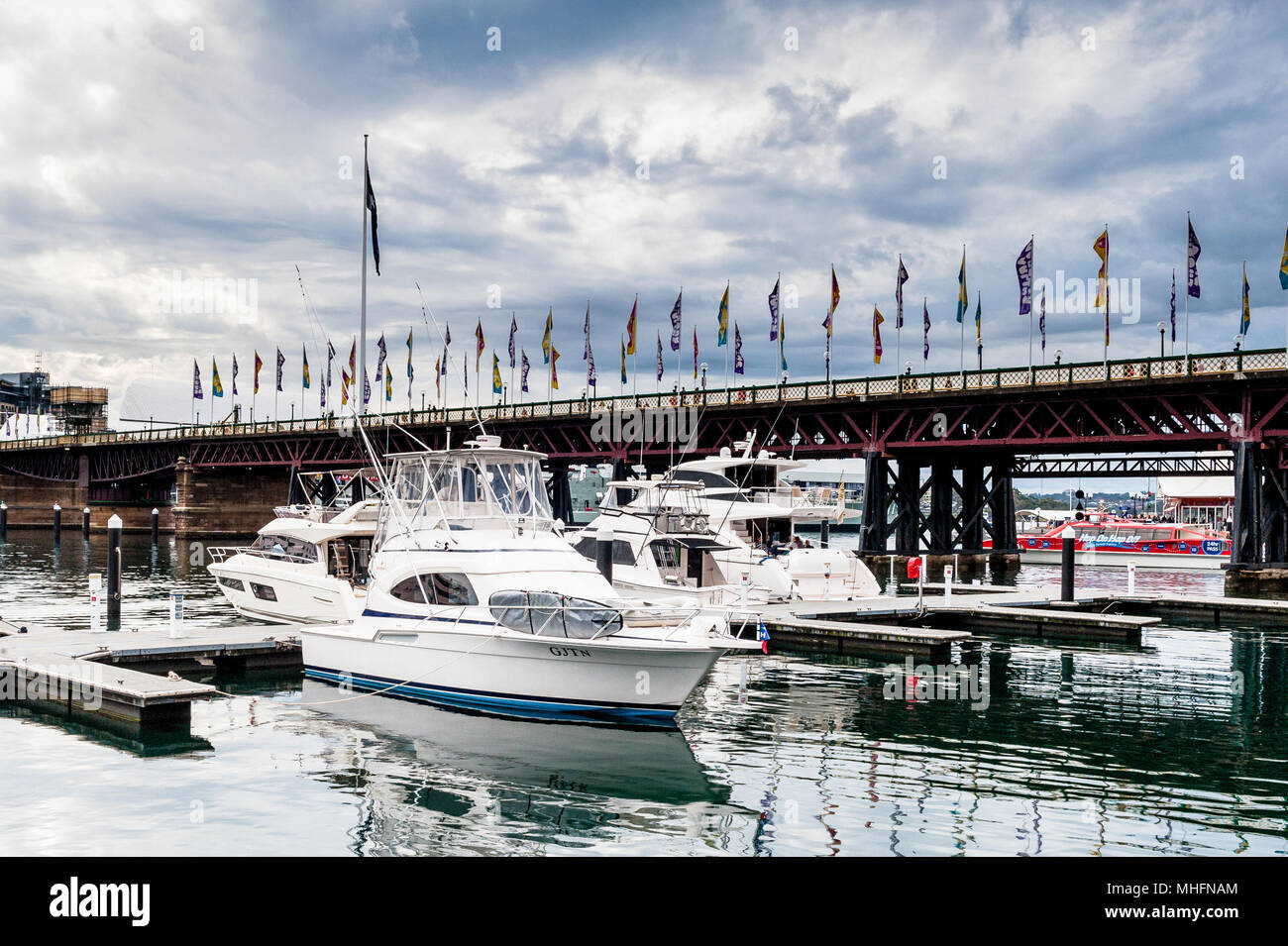 Blick auf die Boote, Yachten und andere Schiffe um Darling Harbour in Sydney in New South Wales, Australien. Stockfoto