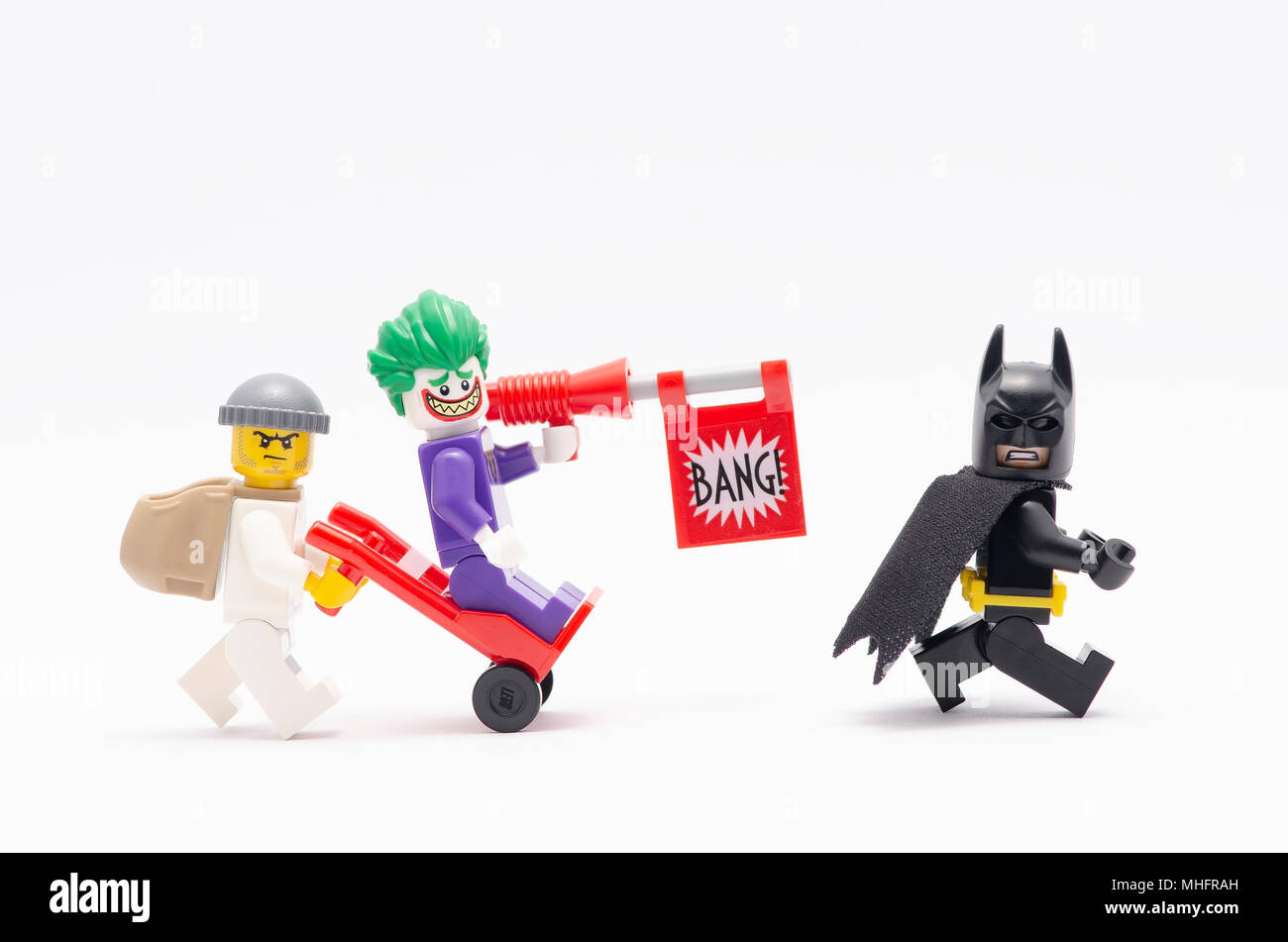 Mini Abbildung des Menschen quirlig Trolley mit Joker auf es jagt Batman. Lego Minifiguren sind von der Lego Gruppe hergestellt. Stockfoto