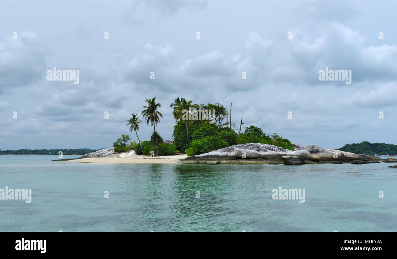 Schöne kleine Insel mit mit Felsen und Coconut Tree in der Nähe von Insel Belitung Indonesien Stockfoto