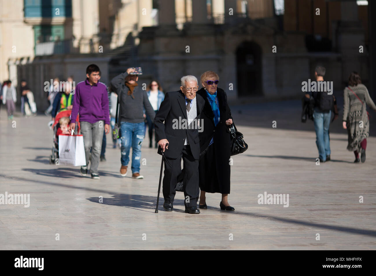 Ein älteres Ehepaar in Smart gekleidet durch die Altstadt von Valletta begleiten Stockfoto