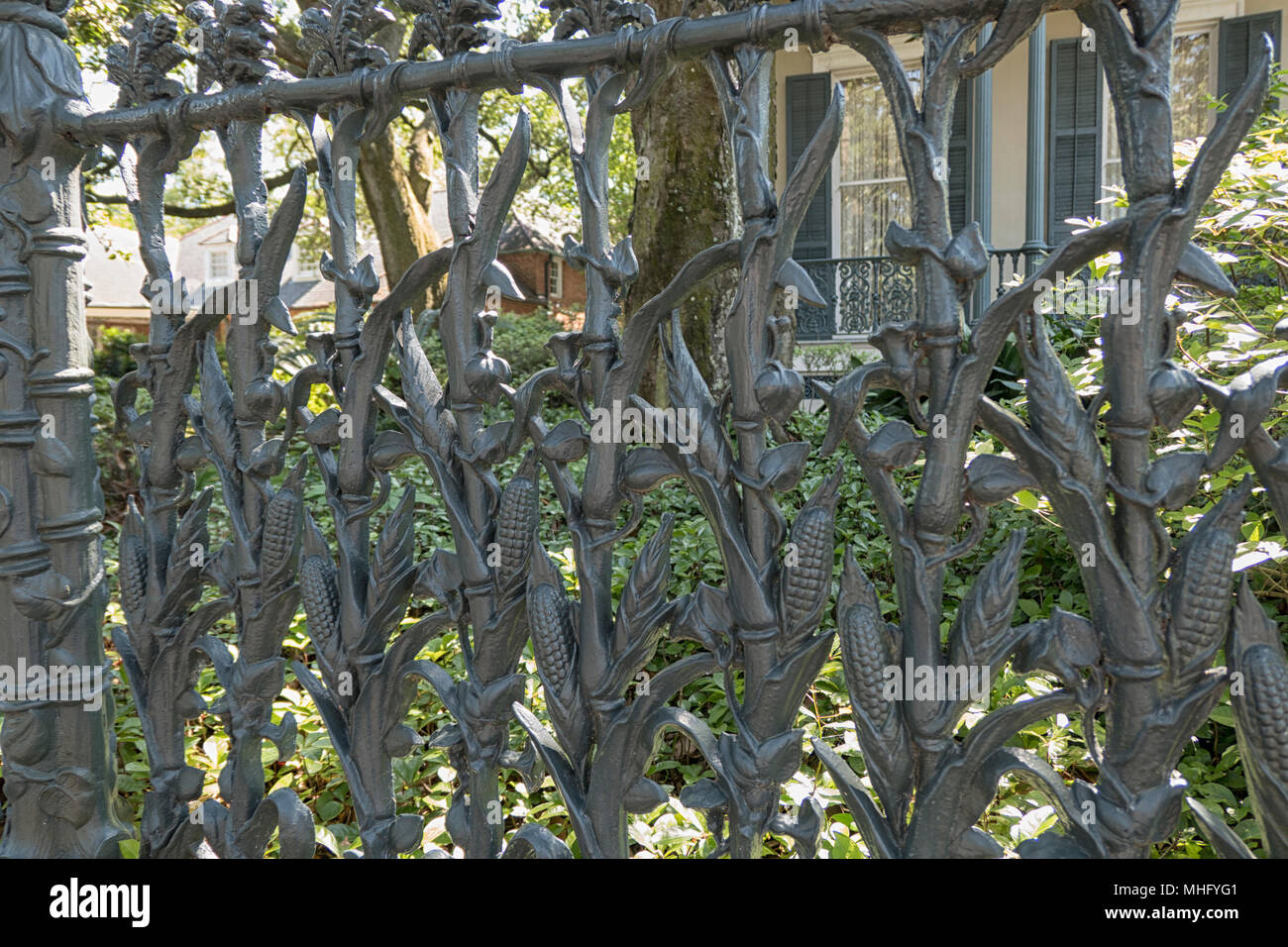 NEW ORLEANS, LA - April 25, 2018: Mais Gusseisen Zaun an der Colonel Kurzen Villa im Garden District von New Orleans. 1859 gebaut Stockfoto
