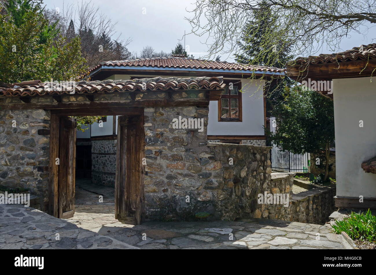 Blick Richtung Eingang im Hof der antiken Haus, Varosha, Blagoevgrad, Bulgarien Stockfoto