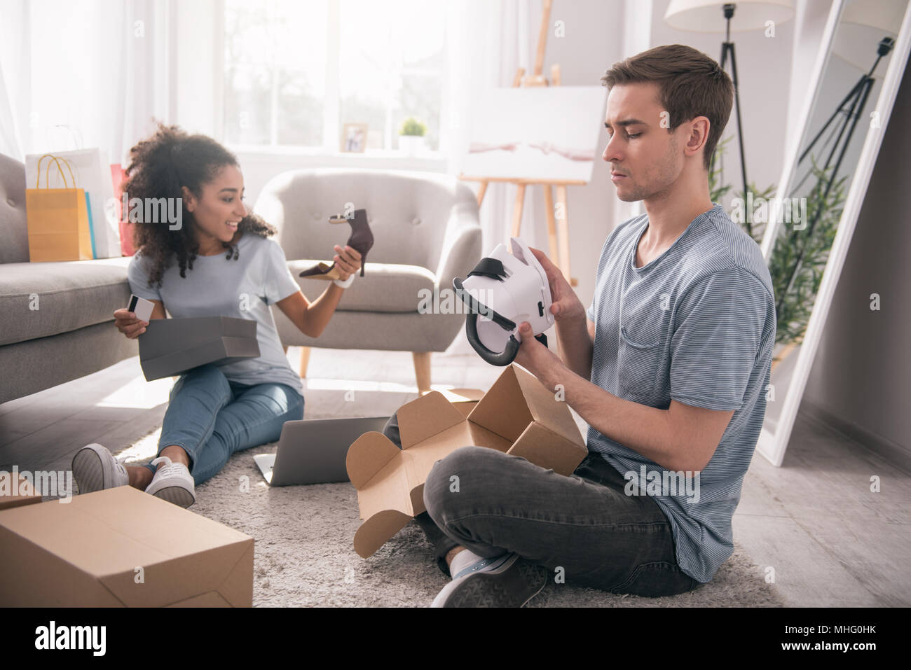 Netter intelligenter Mann auspacken sein Paket Stockfoto