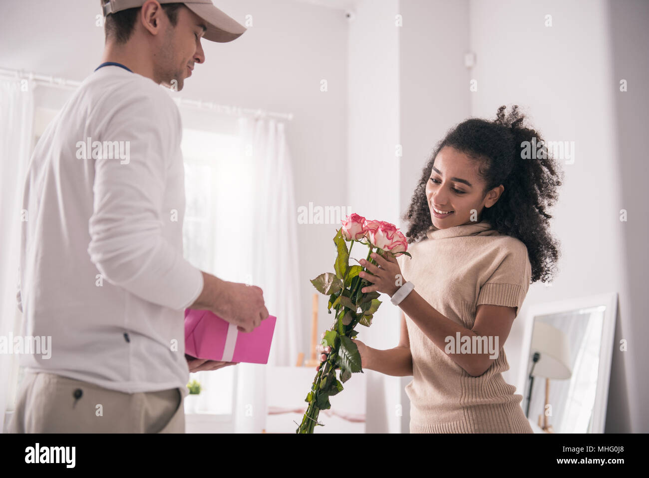 Gerne fröhliche Frau mit Blumen Stockfoto