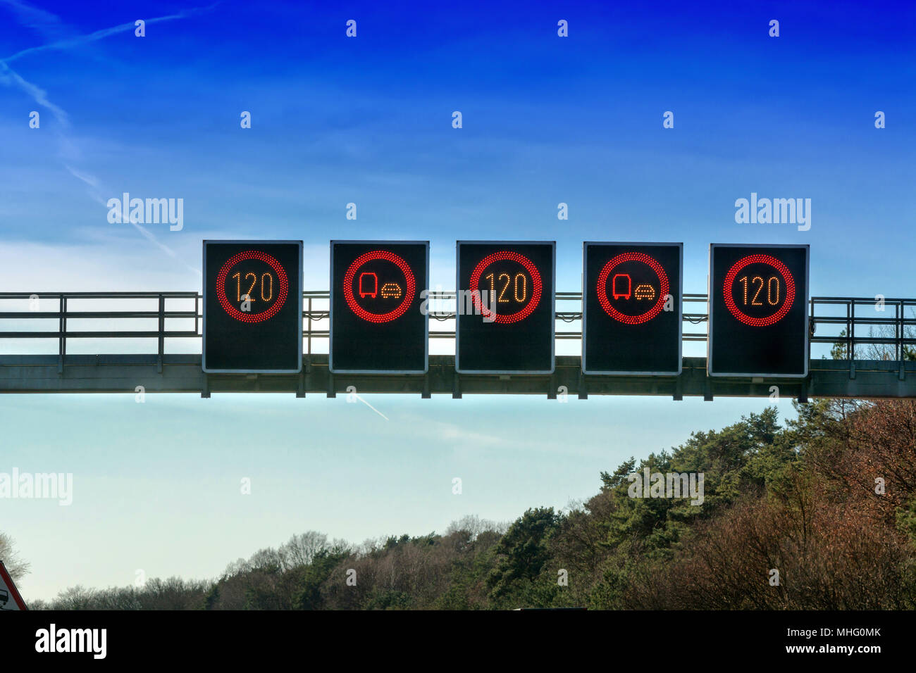 Schilder, Beschilderung Brücke über die Autobahn A2 in Richtung Dortmund in Deutschland. Stockfoto