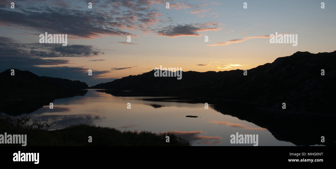Sonnenuntergang mit Silhouettiert Hügel rund um Loch ein 'Chadh-Fi, Ardmore, Schottland Stockfoto