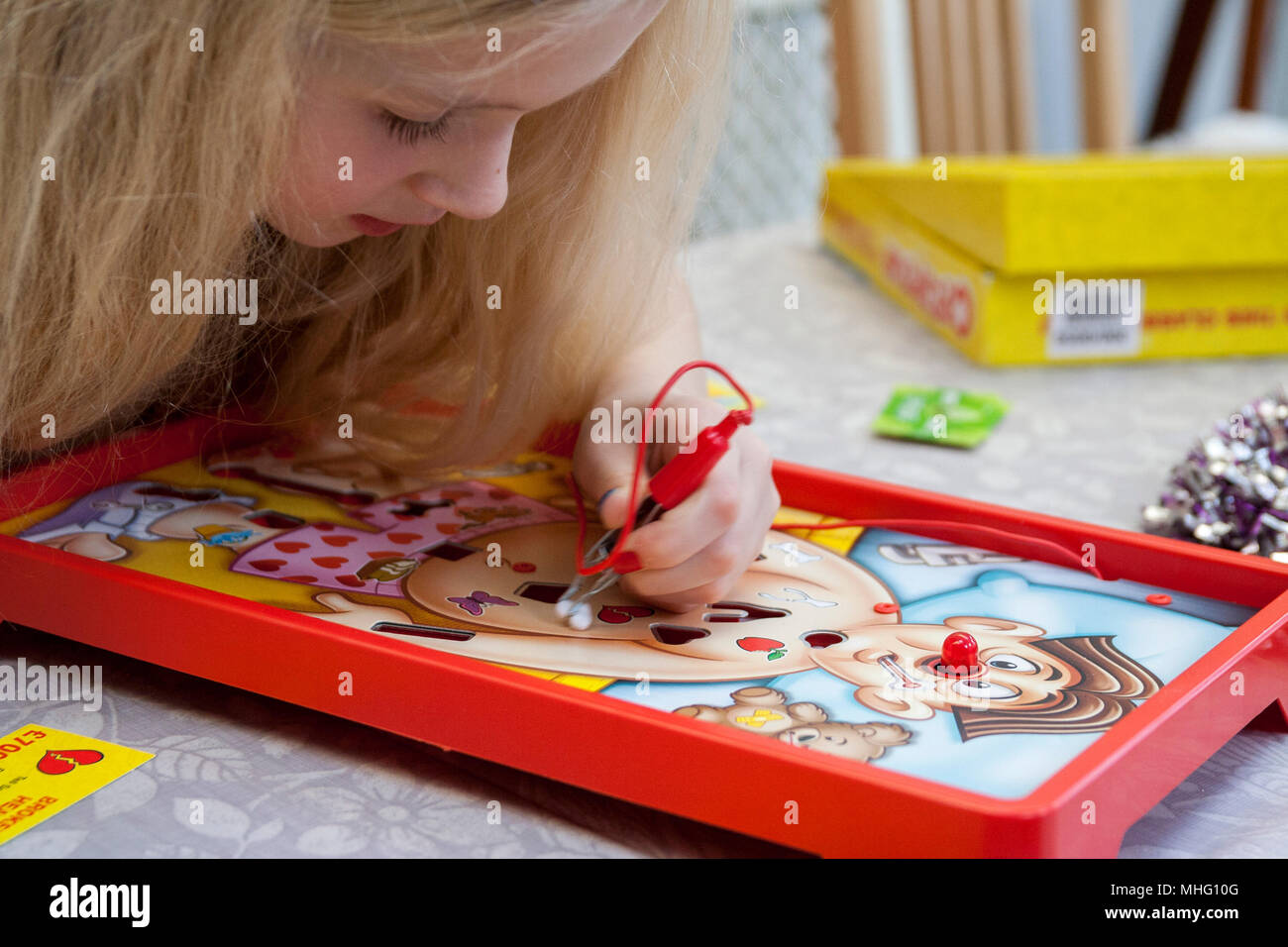 Kind konzentrieren, Mädchen Junge Spiel der beliebten Kinder spiel Betrieb, Dublin Irland betrieb Spiel Stockfoto