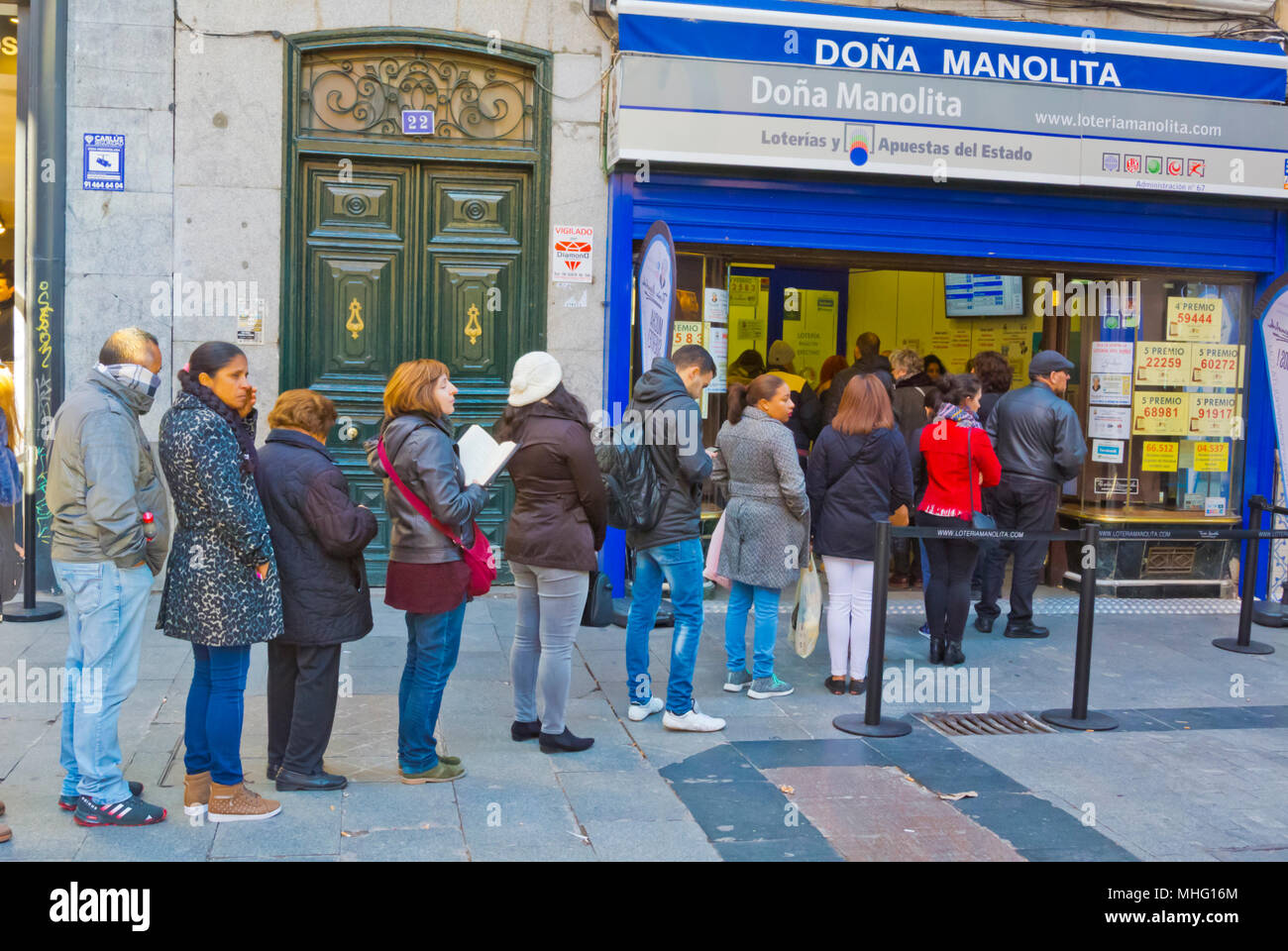 Die Menschen in der Warteschlange für Dona Manolita Lotterielose, Madrid, Spanien Stockfoto