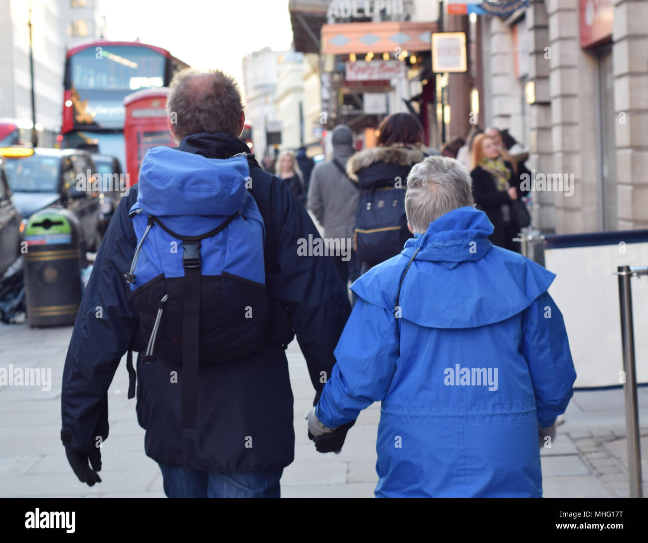 Ein altes Ehepaar hand in hand am Strand, London. Stockfoto