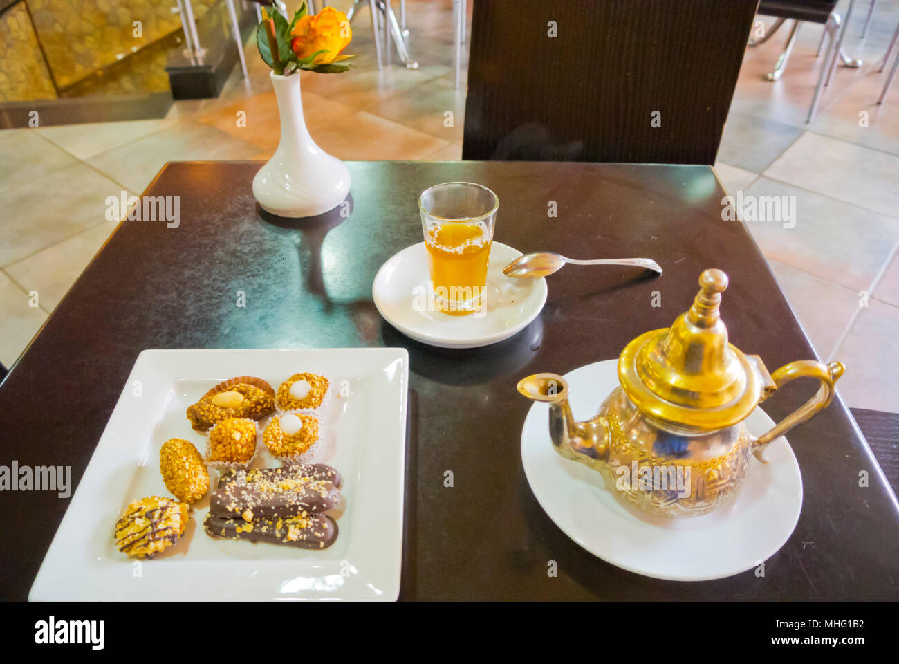 Marokkanischen Pfefferminztee und Petits Fours, Marrakesch, Marokko, Nordafrika Stockfoto