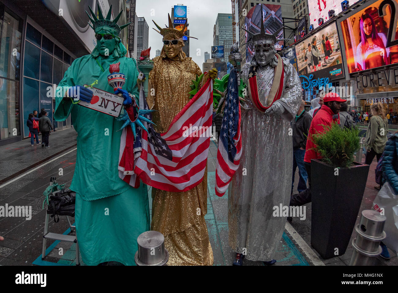 NEW YORK - USA 22 APRIL 2017 Menschen in der Freiheitsstatue Kostüm im  regnerischen Tag New York Times Square voll von Menschen und touristische  Stockfotografie - Alamy