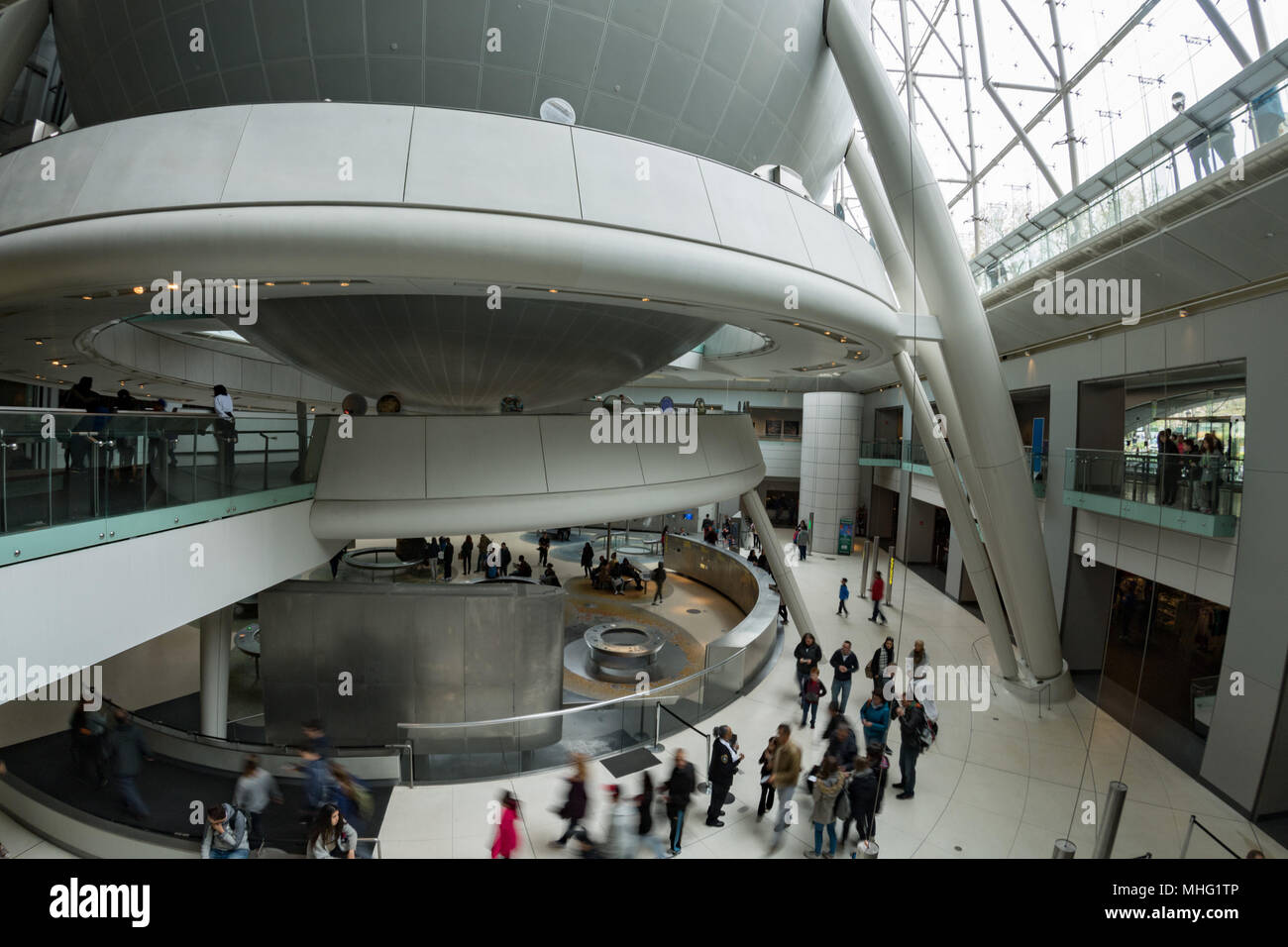 NEW YORK, VEREINIGTE STAATEN - 21 April 2017 - Touristische und Kinder besuchen das Natural History Museum Planetarium Stockfoto