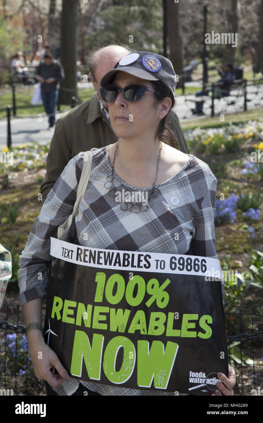 2. jährliche März für die Wissenschaft wurde in vielen Städten in Verbindung mit Earth Day statt. (New York City) Der März ist eine überparteiliche Bewegung zu feiern, die Wissenschaft und die Rolle, die sie im täglichen Leben spielt. Die Ziele der Demonstrationen und Kundgebungen sind, dass die Wissenschaft zu betonen. hält an dem Gemeinwohl und für Evidenzbasierte Politik im Interesse der Öffentlichkeit zu nennen. Stockfoto