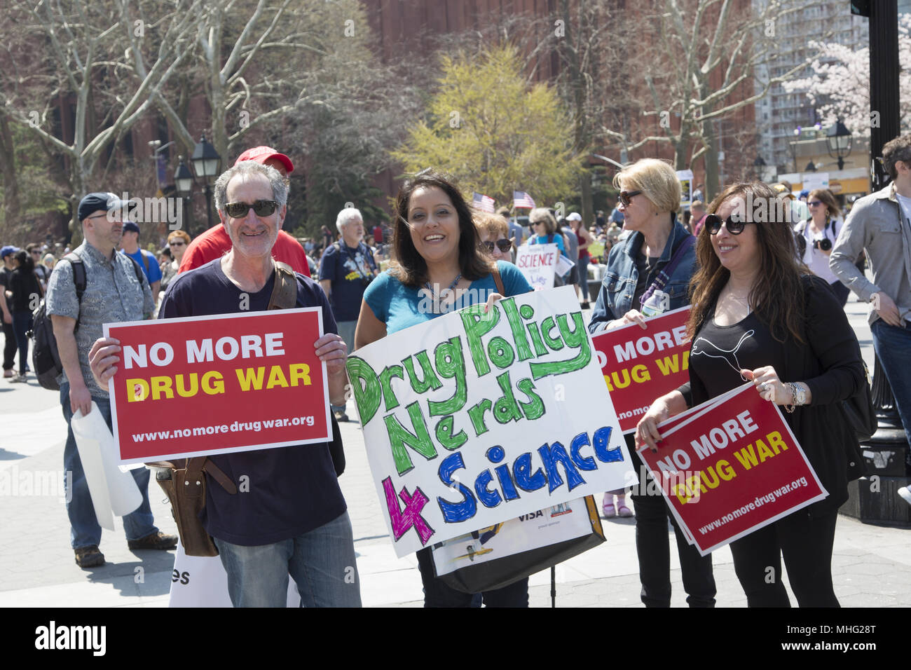 2. jährliche März für die Wissenschaft wurde in vielen Städten in Verbindung mit Earth Day statt. (New York City) Der März ist eine überparteiliche Bewegung zu feiern, die Wissenschaft und die Rolle, die sie im täglichen Leben spielt. Die Ziele der Demonstrationen und Kundgebungen sind, dass die Wissenschaft zu betonen. hält an dem Gemeinwohl und für Evidenzbasierte Politik im Interesse der Öffentlichkeit zu nennen. Stockfoto