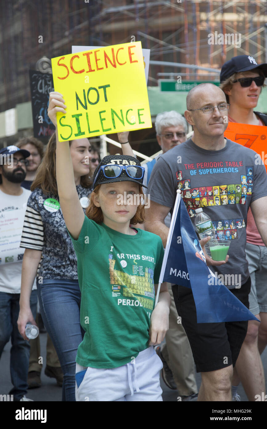 2. jährliche März für die Wissenschaft wurde in vielen Städten in Verbindung mit Earth Day statt. (New York City) Der März ist eine überparteiliche Bewegung zu feiern, die Wissenschaft und die Rolle, die sie im täglichen Leben spielt. Die Ziele der Demonstrationen und Kundgebungen sind, dass die Wissenschaft zu betonen. hält an dem Gemeinwohl und für Evidenzbasierte Politik im Interesse der Öffentlichkeit zu nennen. Stockfoto
