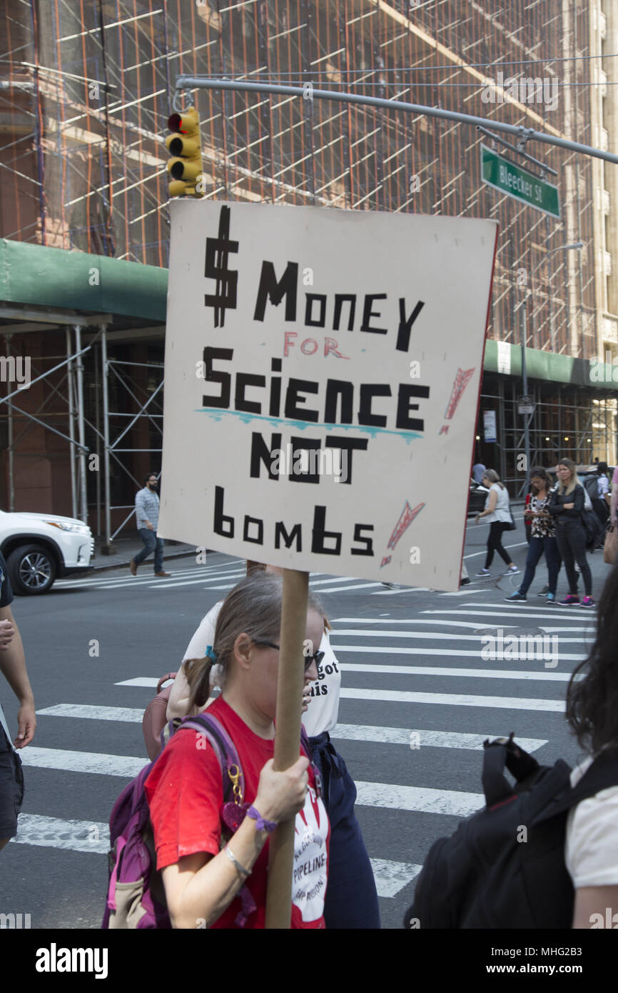 2. jährliche März für die Wissenschaft wurde in vielen Städten in Verbindung mit Earth Day statt. (New York City) Der März ist eine überparteiliche Bewegung zu feiern, die Wissenschaft und die Rolle, die sie im täglichen Leben spielt. Die Ziele der Demonstrationen und Kundgebungen sind, dass die Wissenschaft zu betonen. hält an dem Gemeinwohl und für Evidenzbasierte Politik im Interesse der Öffentlichkeit zu nennen. Stockfoto