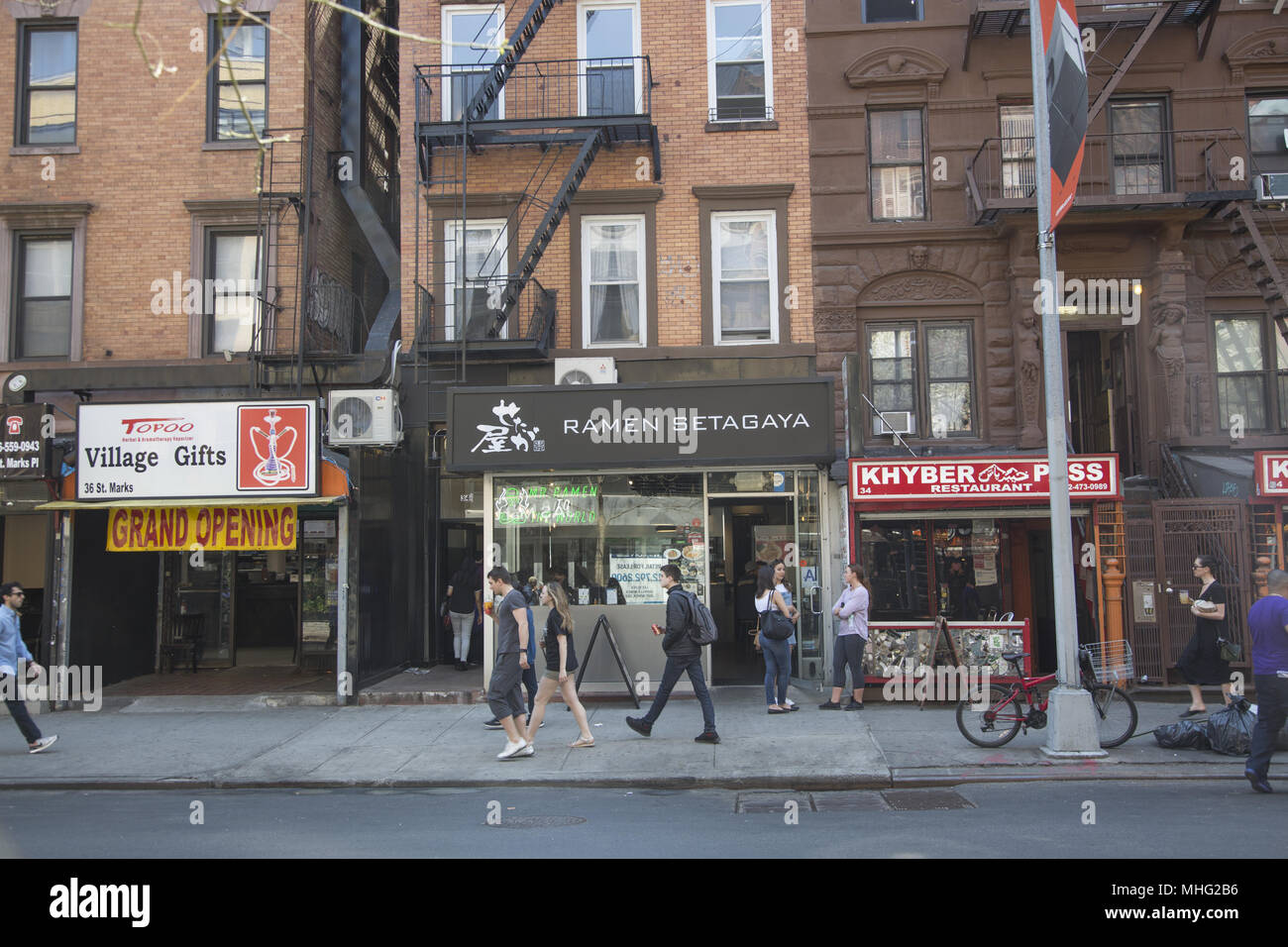 Storefronts entlang St. Mark's Place im East Village (Greenich Village) in Manhattan, New York City. Stockfoto