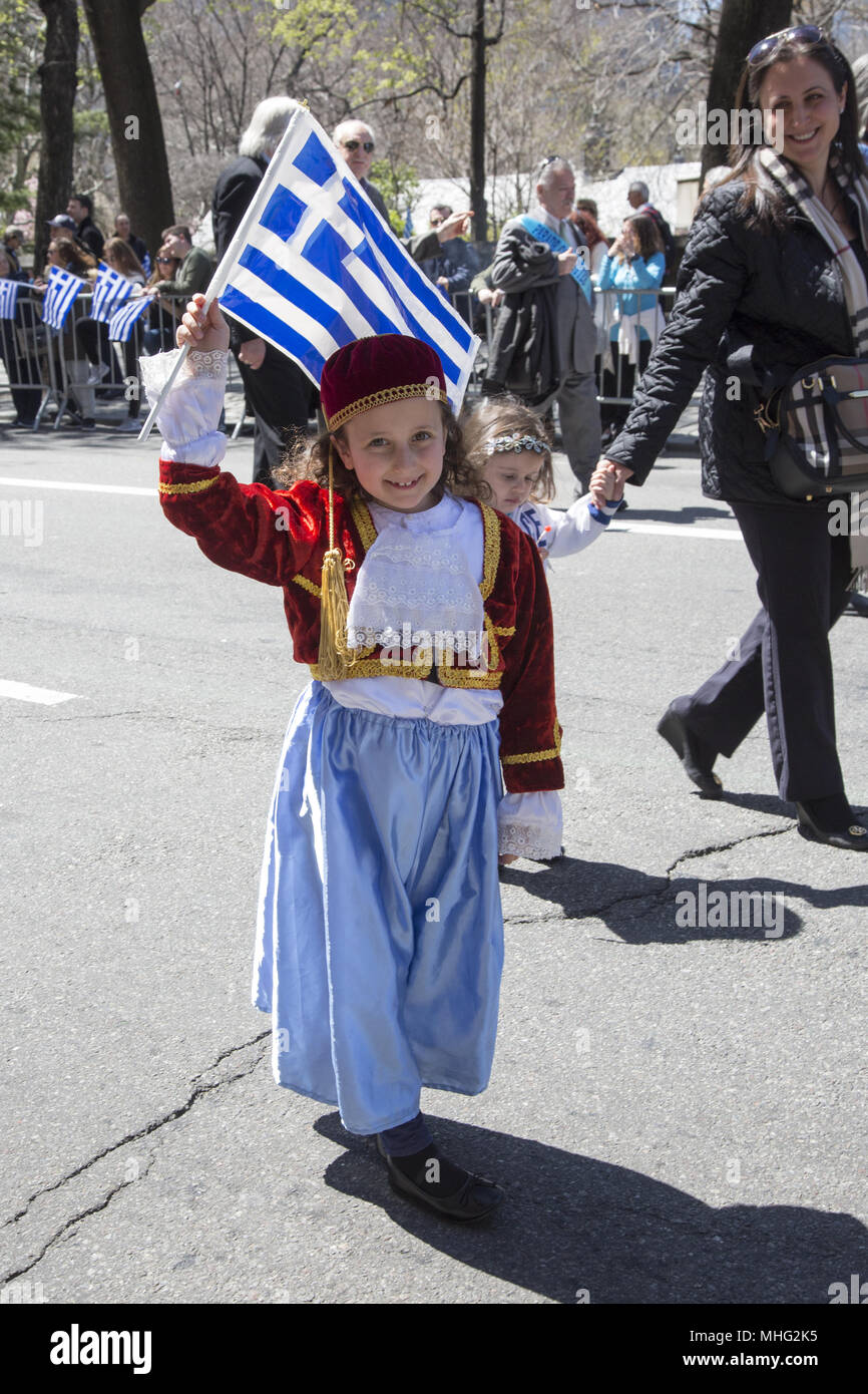 Griechische Independence Day Parade in New York City. Stolz griechischen amerikanischen Kind geht in die Parade. Stockfoto