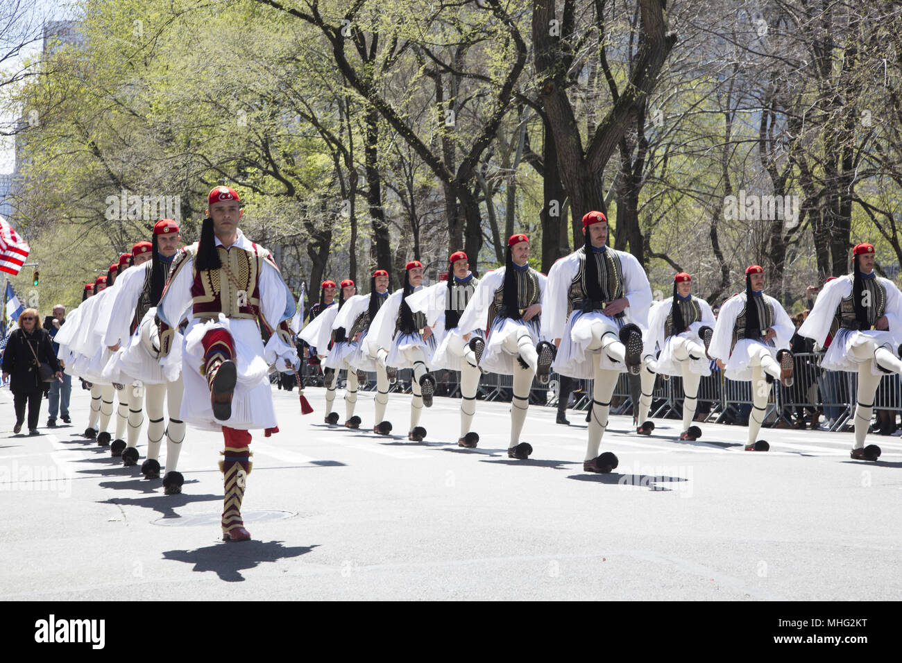 Griechische Independence Day Parade in New York City. Griechische Präsident's Guard März in die Parade auf der 5th Avenue. Stockfoto