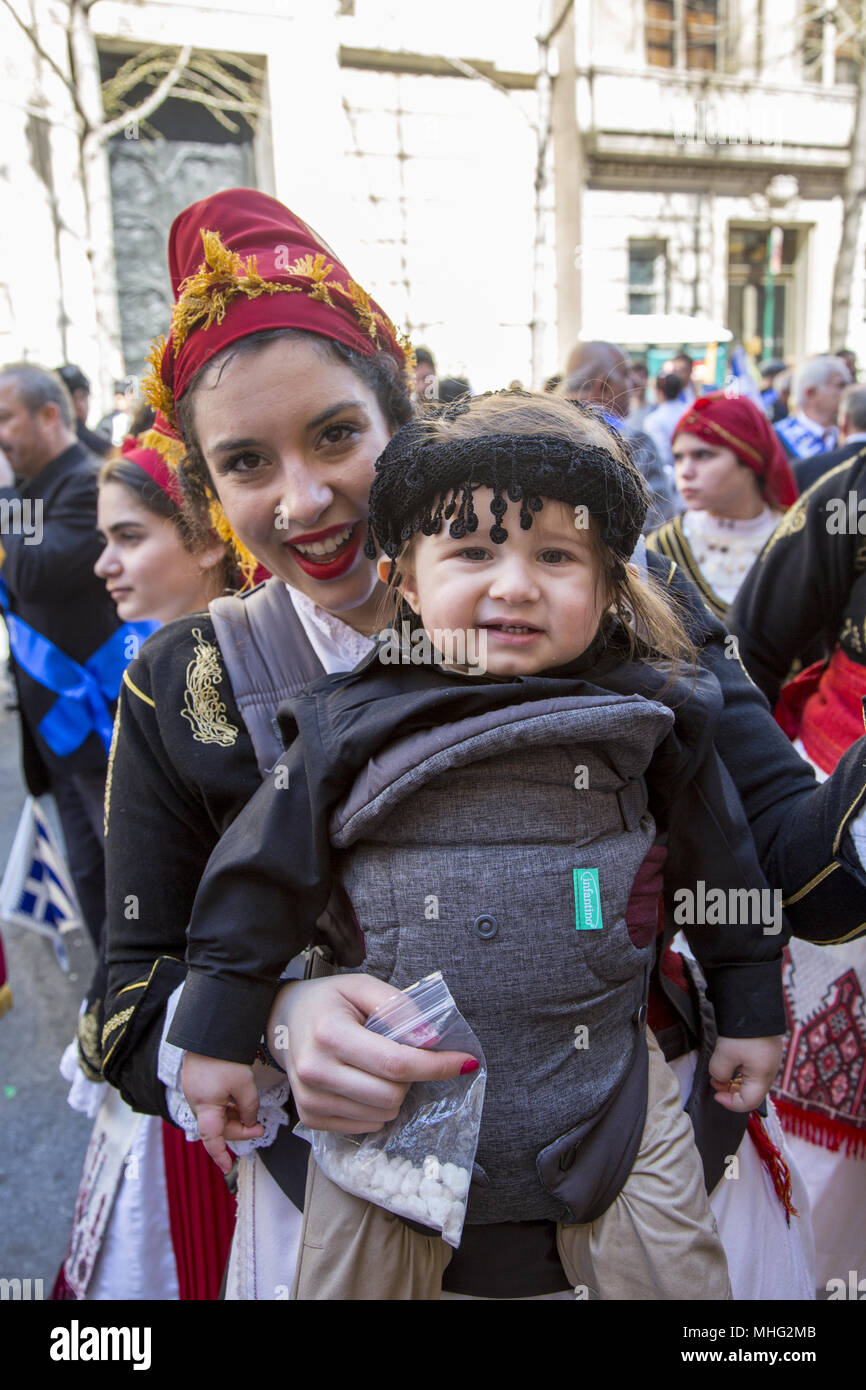 Griechische Independence Day Parade in New York City. Mutter und Tochter, die an der Parade. Stockfoto