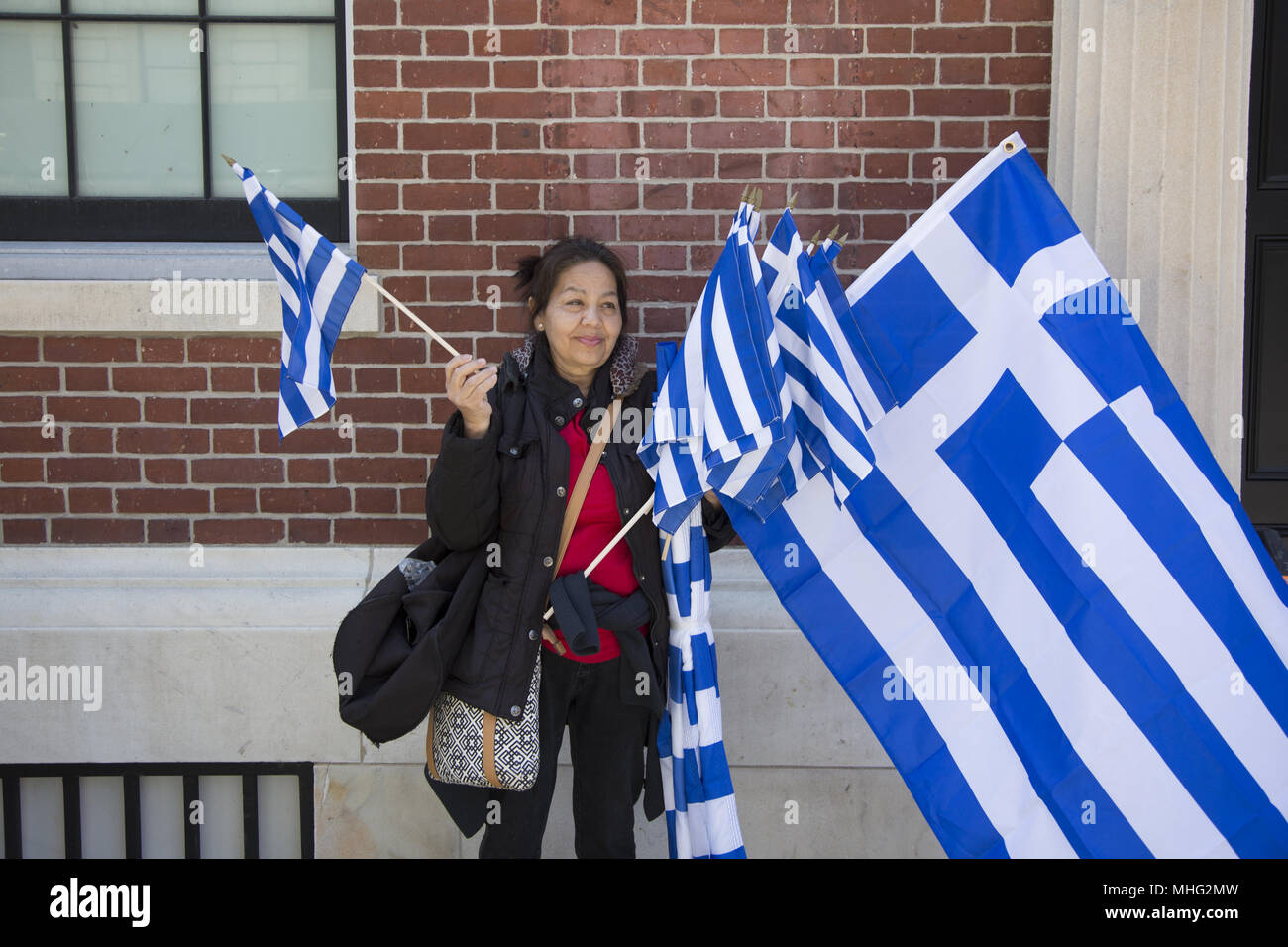 Griechische Independence Day Parade in New York City. Anbieter verkauft Griechische Fahnen auf der Parade. Stockfoto