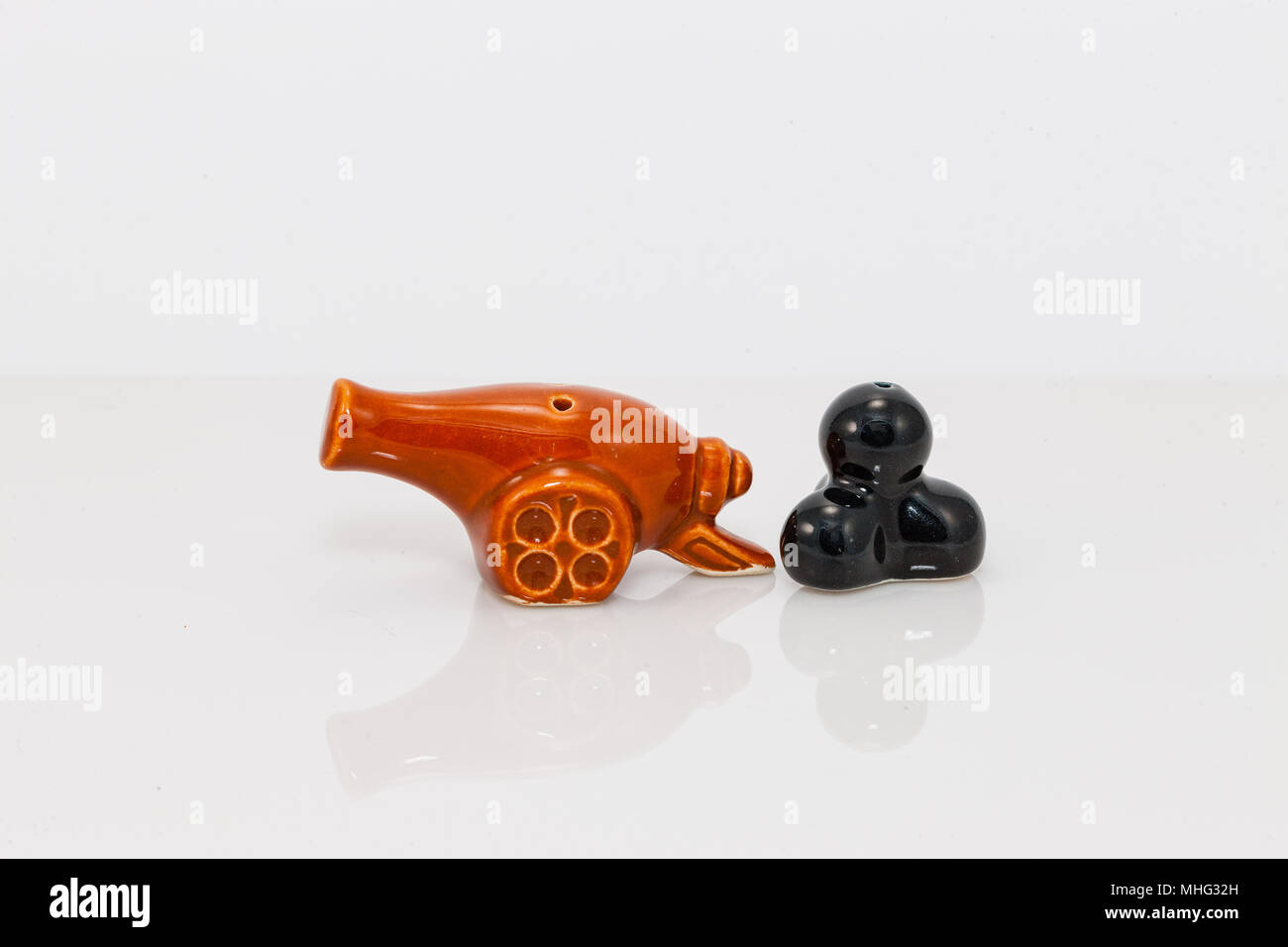 Cannon und Kanonenkugeln Salz- und Pfefferstreuer set Stockfoto