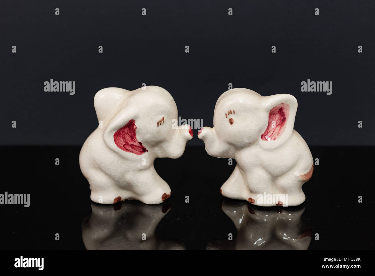 Keramik Elefant Salz- und Pfefferstreuer set Stockfoto