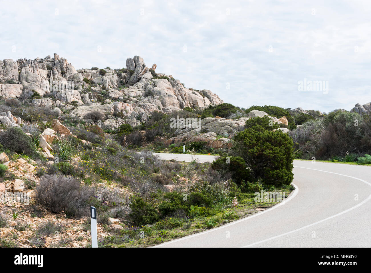 Eine Straße mit Felsen und Natur auf der Insel Maddalena Stockfoto
