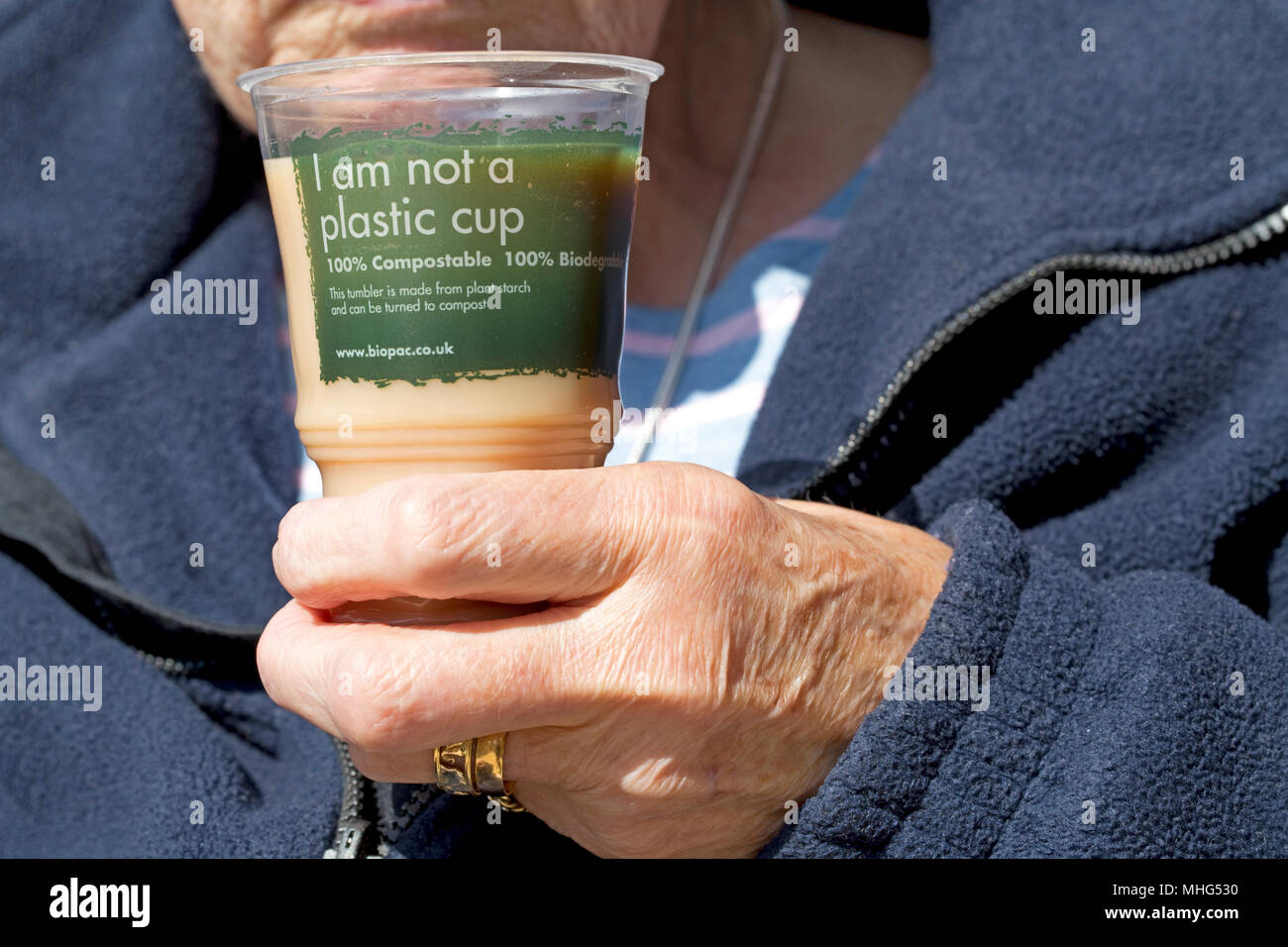 100% kompostierbar Grün recyclebare Kaffeetassen mit kein Kunststoff hergestellt Stockfoto
