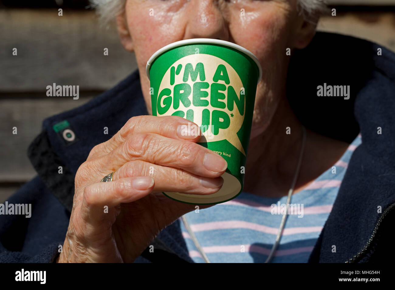 100% kompostierbar Grün recyclebare Kaffeetassen mit kein Kunststoff hergestellt Stockfoto