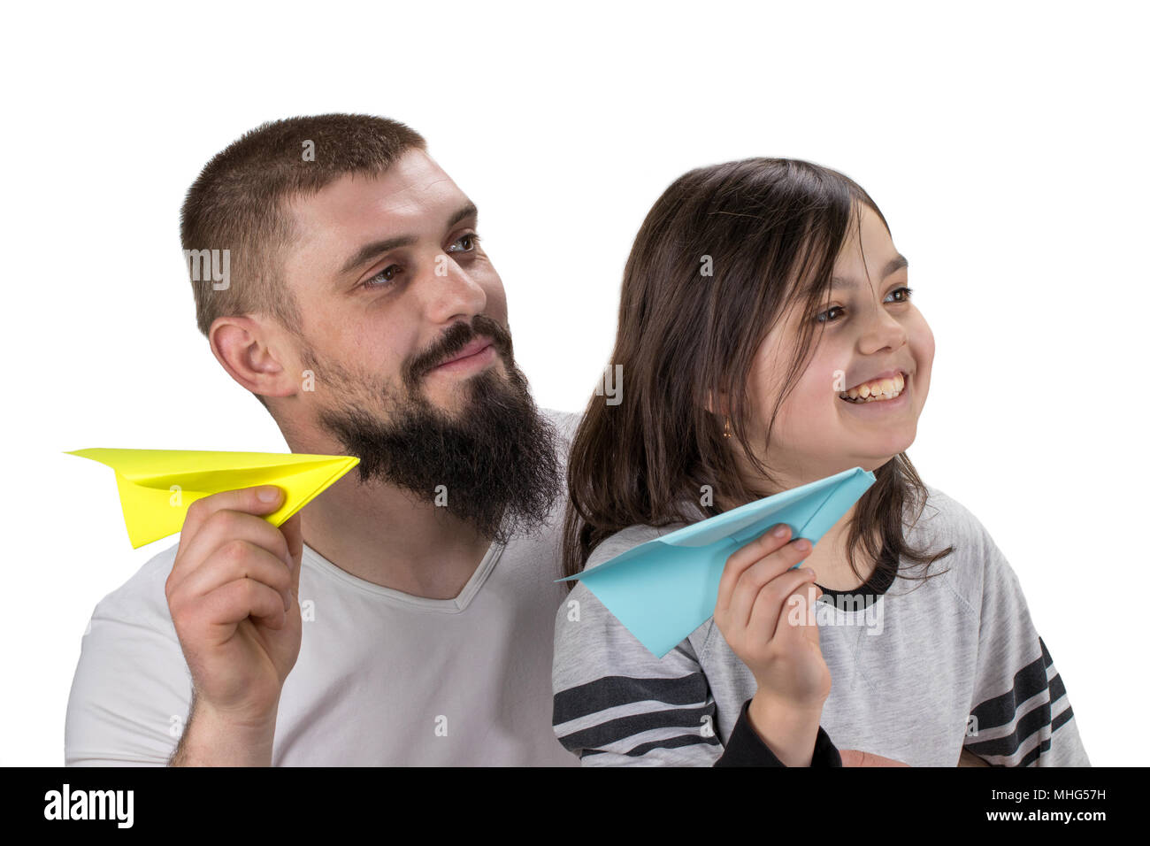 Süße Mädchen und Vater und dem Spielen mit Spielzeug Papierflieger auf weißem Hintergrund. Stockfoto