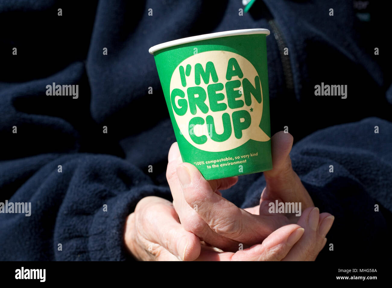 100% kompostierbar Grün recyclebare Kaffeetassen mit kein Kunststoff hergestellt Stockfoto