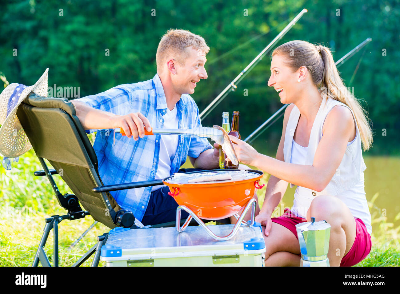 Mann und Frau in Grill grillen Fisch Stockfoto