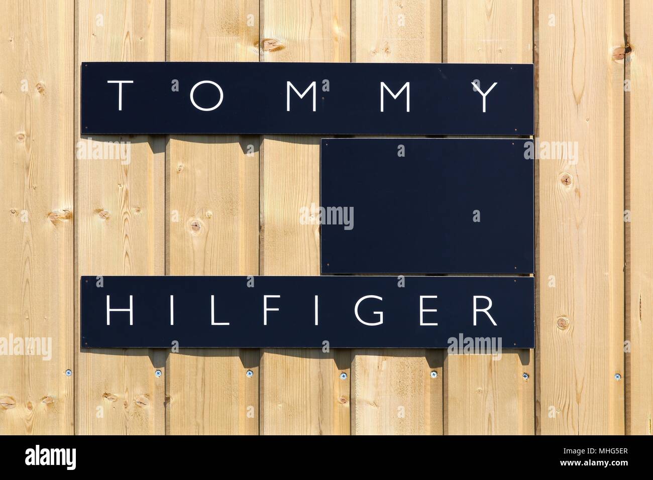 Villefranche, Frankreich, 11. Juni 2017: Tommy Hilfiger Logo auf eine Wand. Stockfoto