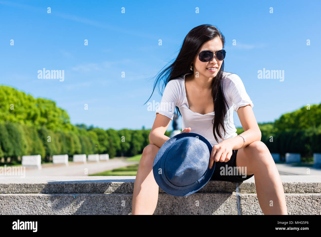 Modische junge asiatische Frau im Park Stockfoto