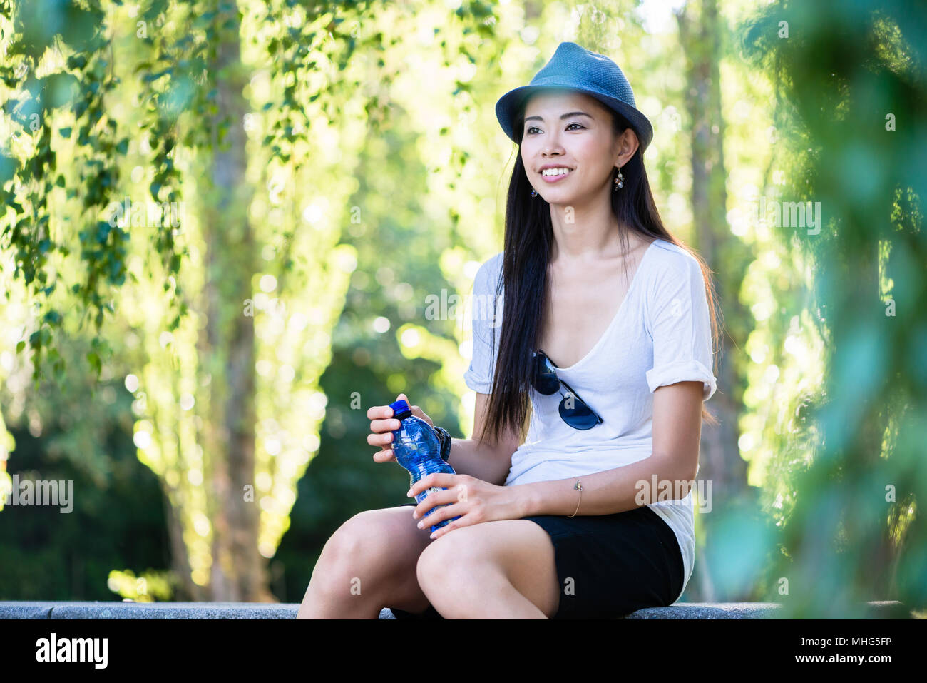 Junge asiatische Frau im Park lächelnd Stockfoto