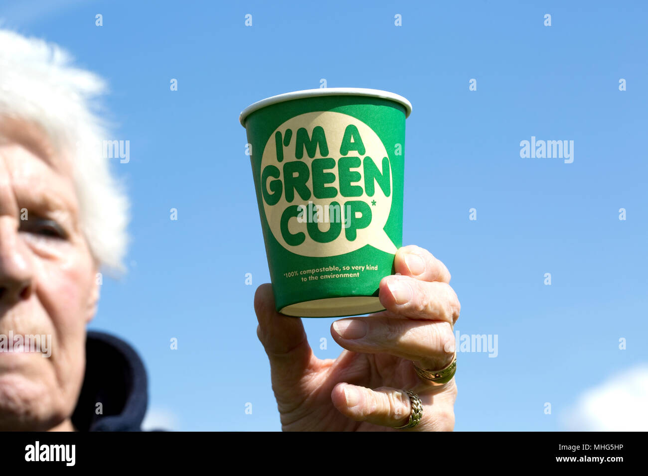 100% kompostierbar Grün recyclebare Kaffeetassen mit kein Kunststoff hergestellt Stockfoto