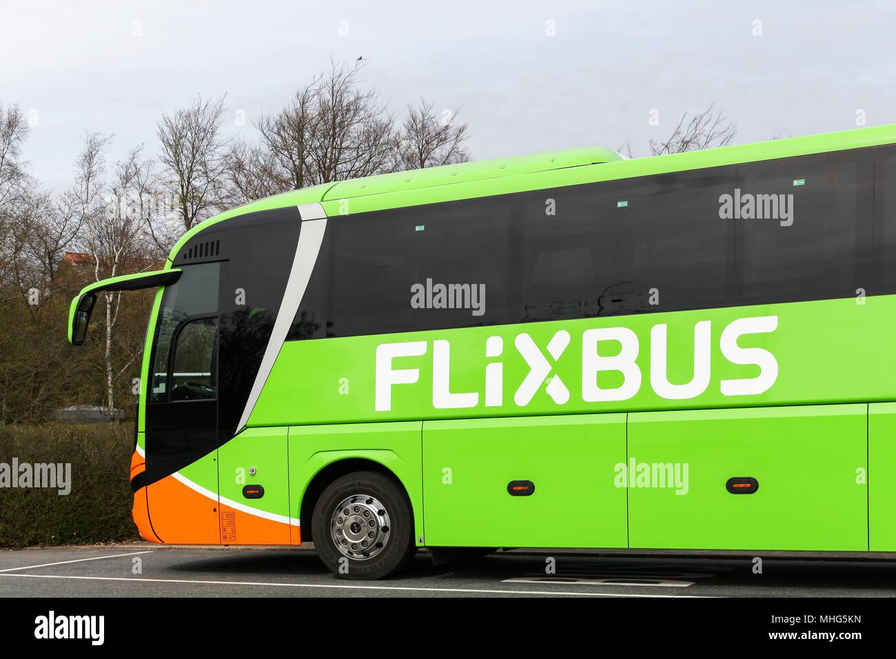 Skanderborg, Dänemark - 22 April, 2018: Flixbus Bus auf einer Station. Flixbus ist eine Marke, die intercity Bus Service in Europa bietet Stockfoto