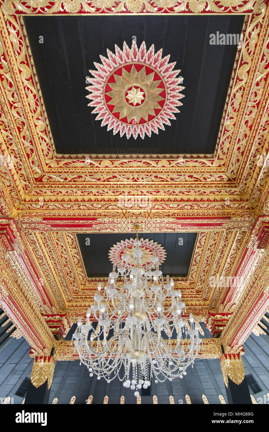 Kronleuchter und bemalte Decke Kraton Yogyakarta Java Indonesien Stockfoto