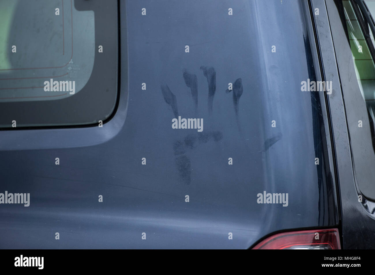 Handabdruck auf ein Auto Stockfoto