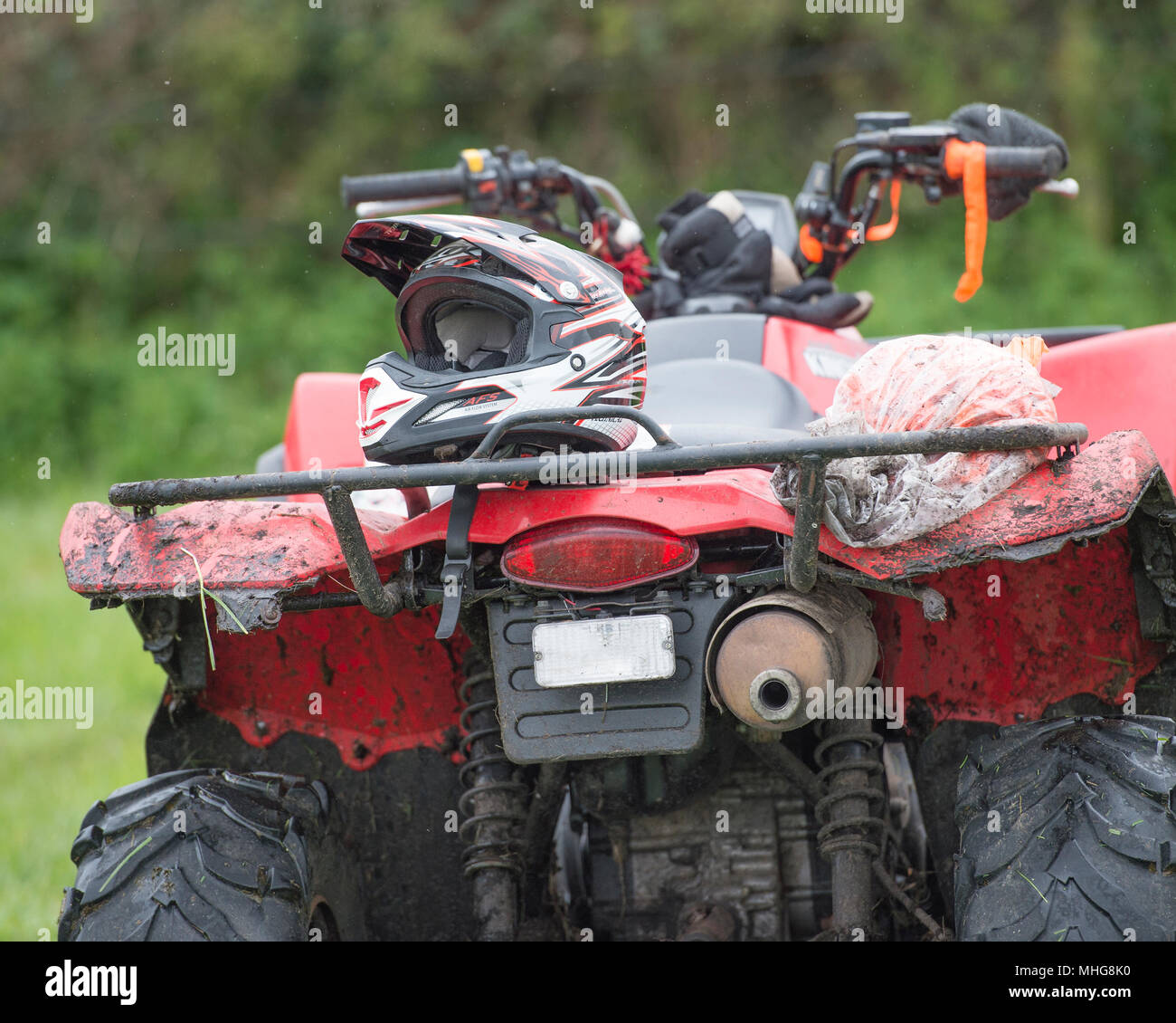 Quad Bike und Helm Stockfoto