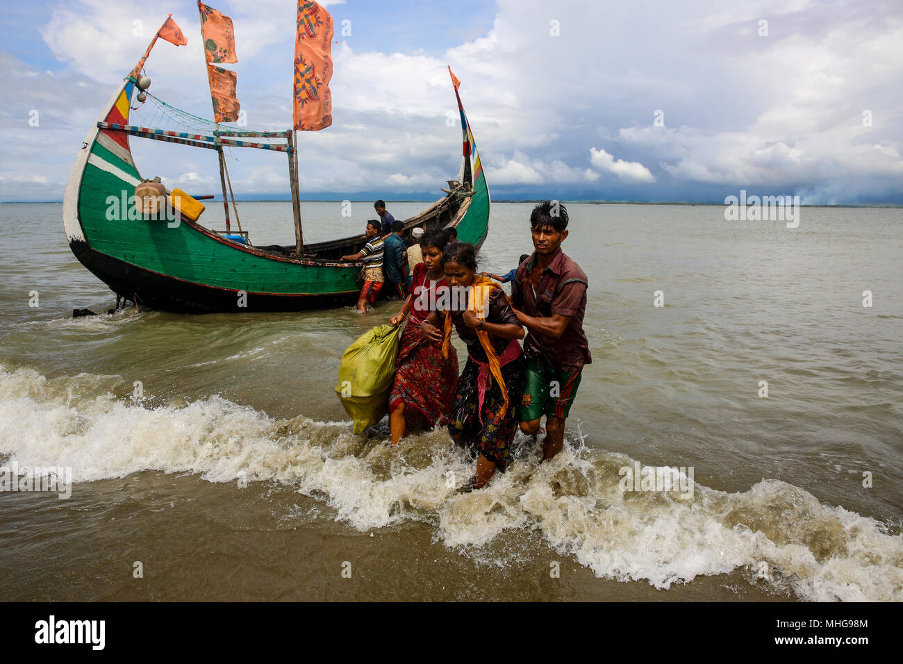 Rohingya-flüchtlinge Spaziergang zum Ufer nach dem Überqueren der Grenze Bangladesh-Myanmar mit dem Boot durch die Bucht von Bengalen in Shah Porir Dwip. Teknaf, Cox's B Stockfoto