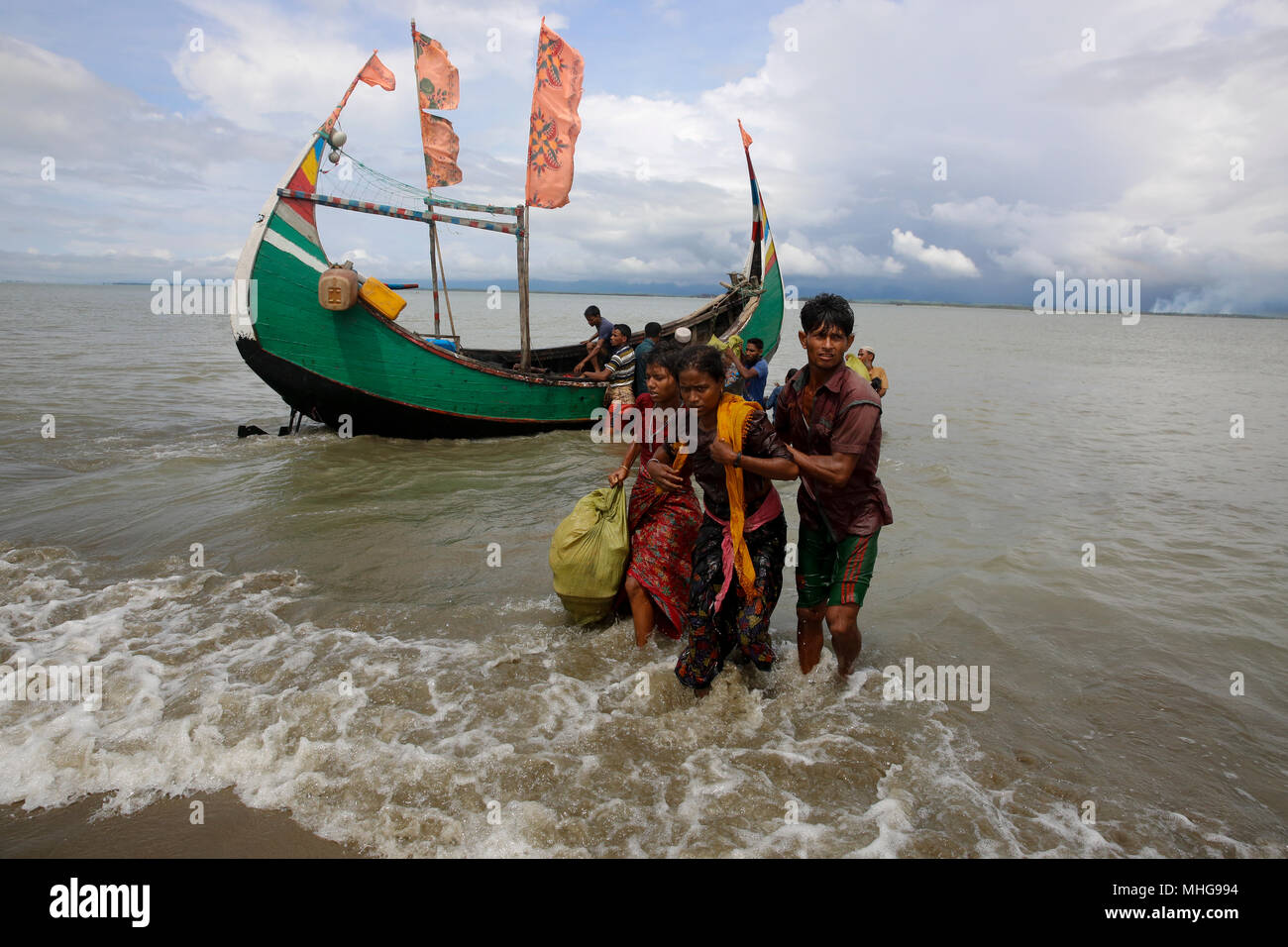 Rohingya-flüchtlinge Spaziergang zum Ufer nach dem Überqueren der Grenze Bangladesh-Myanmar mit dem Boot durch die Bucht von Bengalen in Shah Porir Dwip. Teknaf, Cox's B Stockfoto