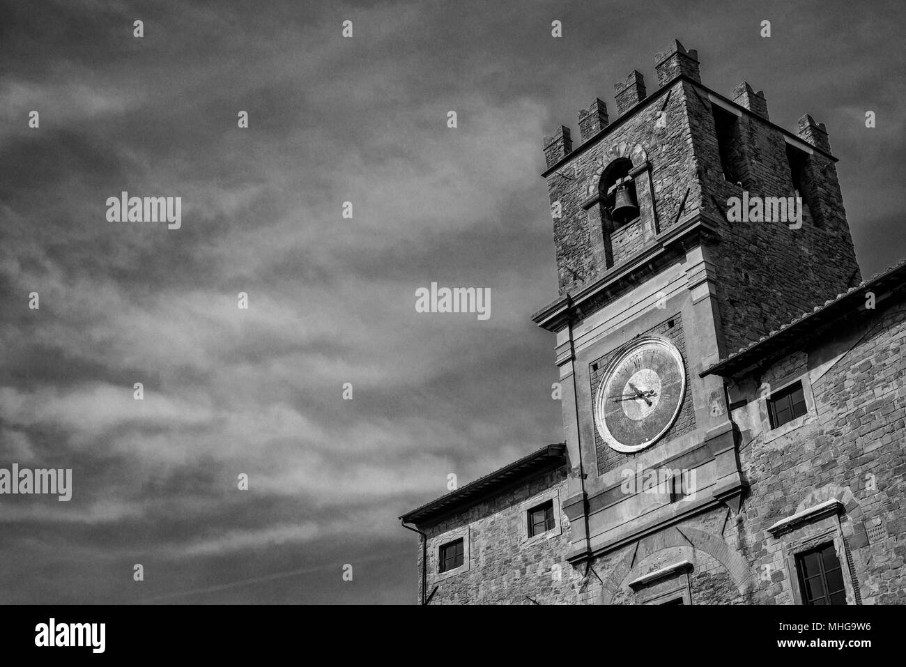 Cortona alten Uhrturm, das Symbol der antiken Stadt in der Toskana, im 15. Jahrhundert abgeschlossen (Schwarz und Weiß) Stockfoto